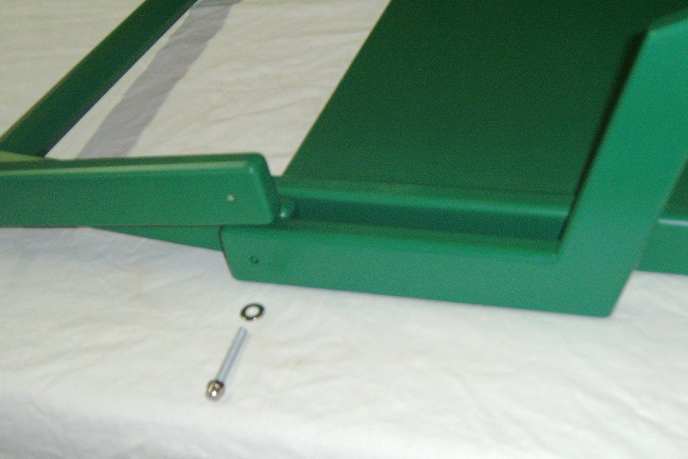 ... und die Schrauben für die Armstützen eingesetzt.