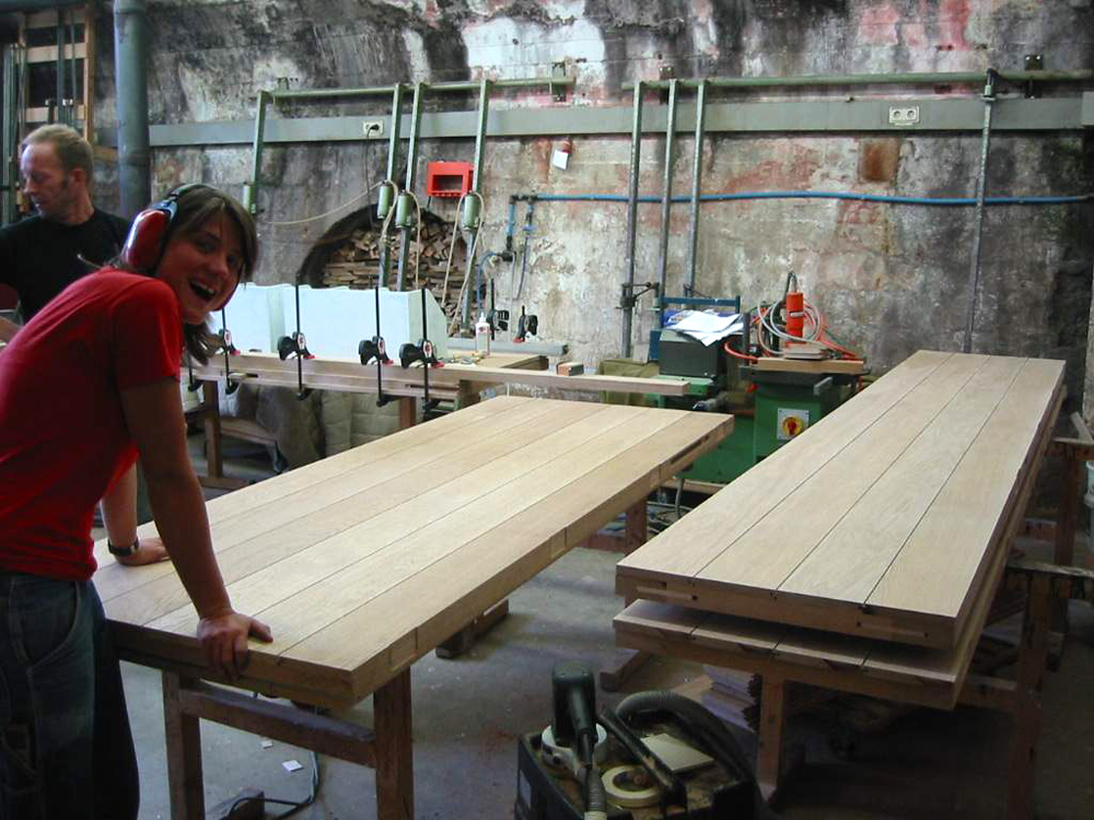 Die Bretter werden auf die Rahmen montiert. Nach dem Einlassen von Bändern und Beschlägen ist die Arbeit in der Schreineri fertig. Portal eingepackt und ab zur Kirche...